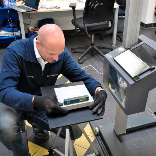 Ab 1.1.2018 müssen auch Bremsprüfständen und Scheinwerferprüfplätze normkonform kalibriert werden.