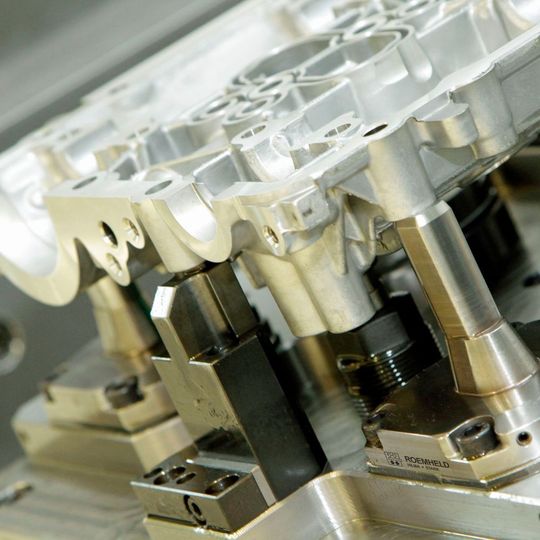 Large forces in a minimised space: hydraulic clamping technology has proved its worth when it comes to clamping heavy workpieces. Large forces in a minimised space: hydraulic clamping technology has proved its worth when it comes to clamping heavy workpieces.