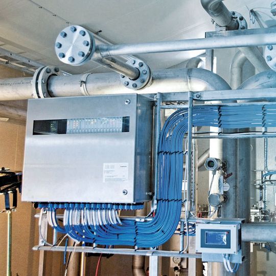 Mit seiner eigensicheren 2-Leiter-Messumformer-Speiseschnittstelle kann der IMX12-CCM im explosionsgefährdeten Bereich eingesetzt werden. Mit seiner eigensicheren 2-Leiter-Messumformer-Speiseschnittstelle kann der IMX12-CCM im explosionsgefährdeten Bereich eingesetzt werden.
