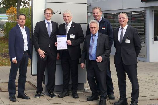 Am Bosch-Standort Bamberg hat Aventics eine neue Fertigungslinie mit Pneumatiklösungen ausgestattet. V.l.n.r.: Uwe Mittmann (Abteilungsleiter Zentralbereich Einkauf und Logistik, Robert Bosch GmbH), Malte Ihlenfeld (Corporate Lead Buyer Machine Components & Services, Robert Bosch GmbH), Dieter Michalkowski (Key Account Manager, Aventics GmbH), Norbert Kunisch (Lead Buyer, Robert Bosch GmbH), Stefan Pfeiffer (Konstruktion Montagetechnik, Robert Bosch GmbH), Peter Saffe (Vice President Strategic Sales, Aventics GmbH). Am Bosch-Standort Bamberg hat Aventics eine neue Fertigungslinie mit Pneumatiklösungen ausgestattet. V.l.n.r.: Uwe Mittmann (Abteilungsleiter Zentralbereich Einkauf und Logistik, Robert Bosch GmbH), Malte Ihlenfeld (Corporate Lead Buyer Machine Components & Services, Robert Bosch GmbH), Dieter Michalkowski (Key Account Manager, Aventics GmbH), Norbert Kunisch (Lead Buyer, Robert Bosch GmbH), Stefan Pfeiffer (Konstruktion Montagetechnik, Robert Bosch GmbH), Peter Saffe (Vice President Strategic Sales, Aventics GmbH).