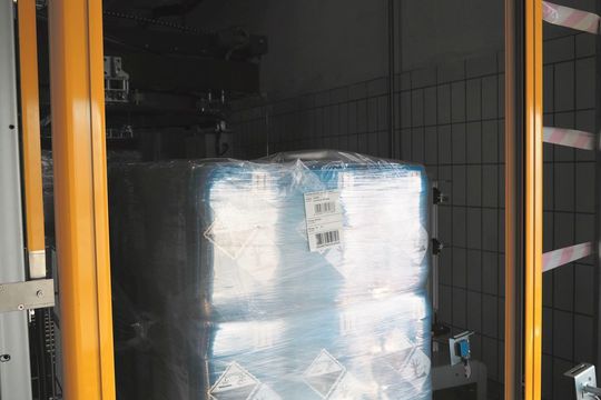 Die Anlage kann dank Smart Process Gating platzsparend ausgelegt werden, da kein Platz für Muting-Sensoren vorgesehen werden muss. Die Anlage kann dank Smart Process Gating platzsparend ausgelegt werden, da kein Platz für Muting-Sensoren vorgesehen werden muss.