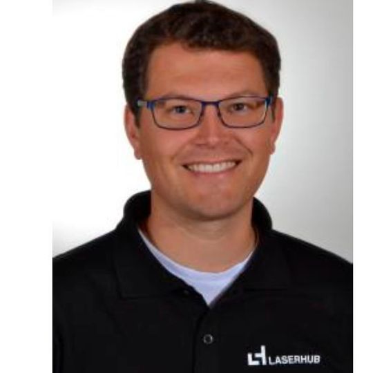 Adrian Raidt, Gründer und Geschäftsführer der Laserhub GmbH: „Der Markt für Blechbearbeitung ist insbesondere an der Schnittstelle zwischen Kunden und Produzenten von manuellen Prozessen dominiert. Wir wollen mit unserer Plattform dafür sorgen, dass die Digitalisierung auch hier Einzug hält.“ Adrian Raidt, Gründer und Geschäftsführer der Laserhub GmbH: „Der Markt für Blechbearbeitung ist insbesondere an der Schnittstelle zwischen Kunden und Produzenten von manuellen Prozessen dominiert. Wir wollen mit unserer Plattform dafür sorgen, dass die Digitalisierung auch hier Einzug hält.“
