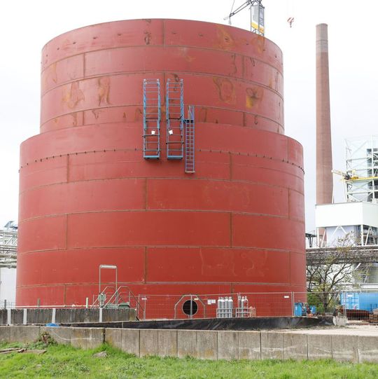 Der neue Tank von Infraserv Logistics gewährleistet angesichts erhöhter Nachfrage auch in Zukunft eine sichere Versorgung mit Methanol. Der neue Tank von Infraserv Logistics gewährleistet angesichts erhöhter Nachfrage auch in Zukunft eine sichere Versorgung mit Methanol.
