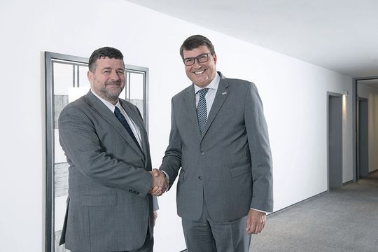 Jacques Lanners (links), Vorstandsvorsitzender der Ceratizit-Gruppe, und Dr. Christof Bönsch, Geschäftsführer der Komet Group, nach der Vertragsunterzeichnung. Jacques Lanners (links), Vorstandsvorsitzender der Ceratizit-Gruppe, und Dr. Christof Bönsch, Geschäftsführer der Komet Group, nach der Vertragsunterzeichnung.