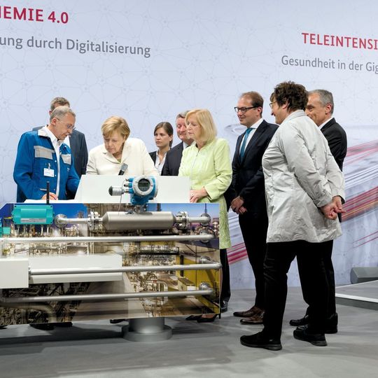 Eine Plattform für Industrie 4.0 in der Chemie: BASF, SAP, Pepperl+Fuchs, Samson und Endress+Hauser präsentierten Bundeskanzlerin Angela Merkel gemeinsam die Möglichkeiten der Digitalisierung. Eine Plattform für Industrie 4.0 in der Chemie: BASF, SAP, Pepperl+Fuchs, Samson und Endress+Hauser präsentierten Bundeskanzlerin Angela Merkel gemeinsam die Möglichkeiten der Digitalisierung.