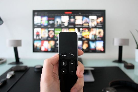 Mehr als jeder vierte Deutsche ist offenbar ein Serienjunkie, denn 28 Prozent der Bundesbürger schauen nahezu täglich Serien im TV oder bei Online-Streamingdiensten Mehr als jeder vierte Deutsche ist offenbar ein Serienjunkie, denn 28 Prozent der Bundesbürger schauen nahezu täglich Serien im TV oder bei Online-Streamingdiensten