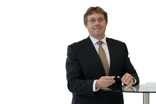 Torsten Janwlecke, Phoenix Contact: „Die kleinen Steckverbinder und dort insbesondere M12 gehen ab, wie die Post.“ Torsten Janwlecke, Phoenix Contact: „Die kleinen Steckverbinder und dort insbesondere M12 gehen ab, wie die Post.“