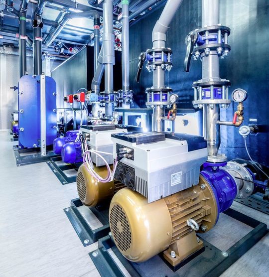 L&R Kältetechnik hat beim Kunststoffverarbeiter Möller Flex diese Kälteanlage installiert. Mit dieser Maßnahme verbessert Möller die eigene Prozessführung und spart so deutlich an Stromkosten ein. L&R Kältetechnik hat beim Kunststoffverarbeiter Möller Flex diese Kälteanlage installiert. Mit dieser Maßnahme verbessert Möller die eigene Prozessführung und spart so deutlich an Stromkosten ein.