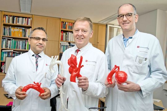 Dr. Hazem El Beyrouti (l.), Prof. Vahl (Mitte) und Prof. Dorweiler (r.) mit verschiedenen 3D-Aorten-Modellen. Dr. Hazem El Beyrouti (l.), Prof. Vahl (Mitte) und Prof. Dorweiler (r.) mit verschiedenen 3D-Aorten-Modellen.