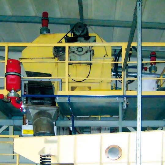 Die Becher von Elevatoren weisen unterschiedlich große Feinstaubanteile auf. Somit können sich in den schnelllaufendenBecherwerken explosionsfähige Staub-Luft-Gemische entwickeln. Die Becher von Elevatoren weisen unterschiedlich große Feinstaubanteile auf. Somit können sich in den schnelllaufendenBecherwerken explosionsfähige Staub-Luft-Gemische entwickeln.
