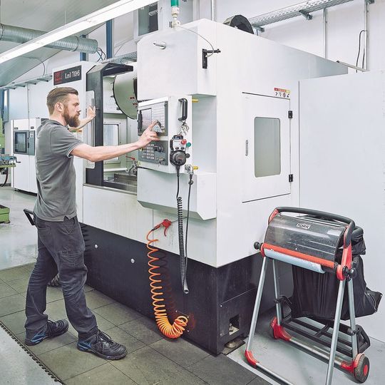 Das CNC-Bearbeitungszentrum X.Mill 700 HS von Knuth mit Mineralguss-Maschinengestell. Das CNC-Bearbeitungszentrum X.Mill 700 HS von Knuth mit Mineralguss-Maschinengestell.