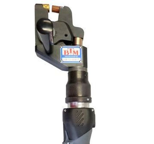 Ulbg 452 heißt das neueste akkubetriebene, mobil nutzbare Clinch- und Stanzgerät von BTM Verbindungstechnik. Ergonomisch optimiert, mit X-Bügel (Scherenkopf), einer Ausladung von 31 mm und seinem 6-mm-Hub sowie einem leistungsstarken Lithium-Ionen-Akku, der zwischen 200 und 300 Clinchzyklen pro Aufladung möglich mache, soll dem Anwender die tägliche Arbeit deutlich erleichtert werden. Ulbg 452 heißt das neueste akkubetriebene, mobil nutzbare Clinch- und Stanzgerät von BTM Verbindungstechnik. Ergonomisch optimiert, mit X-Bügel (Scherenkopf), einer Ausladung von 31 mm und seinem 6-mm-Hub sowie einem leistungsstarken Lithium-Ionen-Akku, der zwischen 200 und 300 Clinchzyklen pro Aufladung möglich mache, soll dem Anwender die tägliche Arbeit deutlich erleichtert werden.