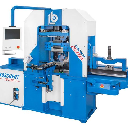 Das neue Kupfer-Bearbeitungszentrum Cu-Flex von Boschert mit Presseneinheit (mittig) sowie den nach links und rechts verfahrenden Arbeitsstationen zum Stanzen, Biegen und Scheren. Das neue Kupfer-Bearbeitungszentrum Cu-Flex von Boschert mit Presseneinheit (mittig) sowie den nach links und rechts verfahrenden Arbeitsstationen zum Stanzen, Biegen und Scheren.
