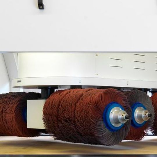 Mit seinen Rotations-Bürstmaschinen verspricht Timesavers ein wirtschaftliches und zuverlässiges Entgraten und Verrunden. Mit seinen Rotations-Bürstmaschinen verspricht Timesavers ein wirtschaftliches und zuverlässiges Entgraten und Verrunden.