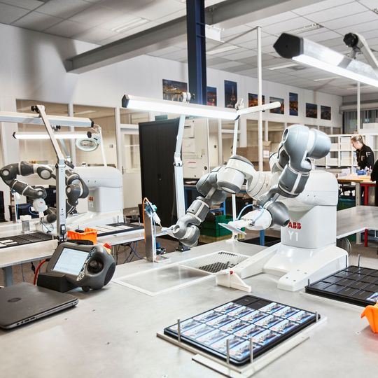Deonet hat sämtliche Fertigungsanlagen automatisiert und setzt für die Montage mehrere Yumi-Roboter von ABB ein. Deonet hat sämtliche Fertigungsanlagen automatisiert und setzt für die Montage mehrere Yumi-Roboter von ABB ein.