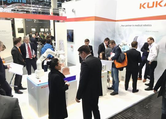 In Zusammenarbeit mit Medizinprodukteherstellern entwickelte Roboter-Assistenzsysteme gibt es am Stand von Kuka zu sehen. In Zusammenarbeit mit Medizinprodukteherstellern entwickelte Roboter-Assistenzsysteme gibt es am Stand von Kuka zu sehen.