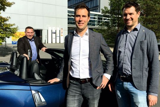 V. re.: Sebastian Lorenz, Felix Frank und Jochen Kurz stellen die neue 360-Grad-Technologie an einem Cabrio vor ihrer Firmenzentrale in München vor.