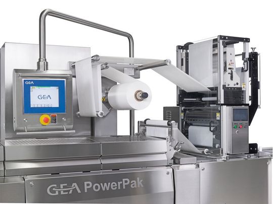 Kompaktmodell für Medizinverpackungen: Der Hinterzug in der Folie hält das zu verpackende Produkt zuverlässig in der konturangepassten Packung. Dafür ist keine zusätzliche Station und somit keine zusätzliche Investition nötig. Kompaktmodell für Medizinverpackungen: Der Hinterzug in der Folie hält das zu verpackende Produkt zuverlässig in der konturangepassten Packung. Dafür ist keine zusätzliche Station und somit keine zusätzliche Investition nötig.