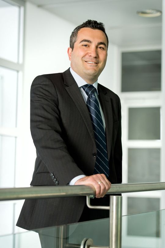 Dr. Bassil Akra, Leiter Clinical Centre of Excellence, TÜV Süd Product Service: „Hersteller müssen bei der laufenden Bewertung potenzieller Sicherheitsrisiken und des Nutzens deutlich umfangreicher klinische Daten sammeln als bisher.“ Dr. Bassil Akra, Leiter Clinical Centre of Excellence, TÜV Süd Product Service: „Hersteller müssen bei der laufenden Bewertung potenzieller Sicherheitsrisiken und des Nutzens deutlich umfangreicher klinische Daten sammeln als bisher.“