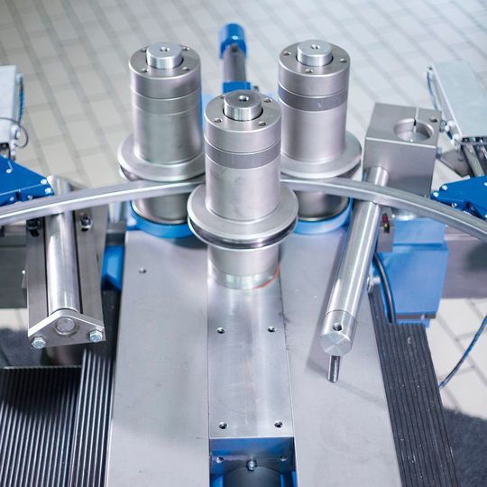 Die vollautomatische Radiusmessung beim Profilbiegen erspart dem Maschinenbediener die eigene Überwachung des Biegeprozesses. Die vollautomatische Radiusmessung beim Profilbiegen erspart dem Maschinenbediener die eigene Überwachung des Biegeprozesses.
