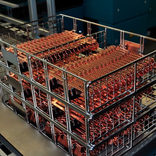 Stanz-Biege-Teile für die Elektromobilität erfordern eine verlässliche definierte Oberflächenspannung und damit eine präzise Teilereinigung. Stanz-Biege-Teile für die Elektromobilität erfordern eine verlässliche definierte Oberflächenspannung und damit eine präzise Teilereinigung.