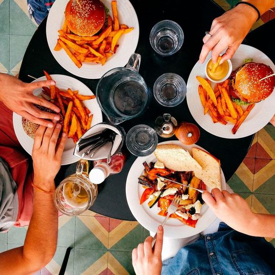 Umwelt- und Lebensstilfaktoren führen zu Veränderungen der Genaktivität - beispielsweise durch das Essen, das wir zu uns nehmen. Umwelt- und Lebensstilfaktoren führen zu Veränderungen der Genaktivität - beispielsweise durch das Essen, das wir zu uns nehmen.