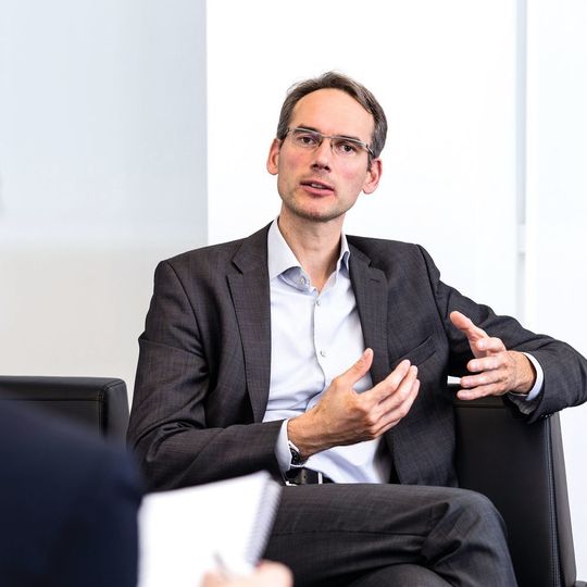 „Auch im Bereich Industrie 4.0 hat Zeiss den Anspruch, führende Technologien und Lösungen anzubieten.“ Dr. Markus Weber, Co-CEO und COO, Carl Zeiss Microscopy GmbH „Auch im Bereich Industrie 4.0 hat Zeiss den Anspruch, führende Technologien und Lösungen anzubieten.“ Dr. Markus Weber, Co-CEO und COO, Carl Zeiss Microscopy GmbH