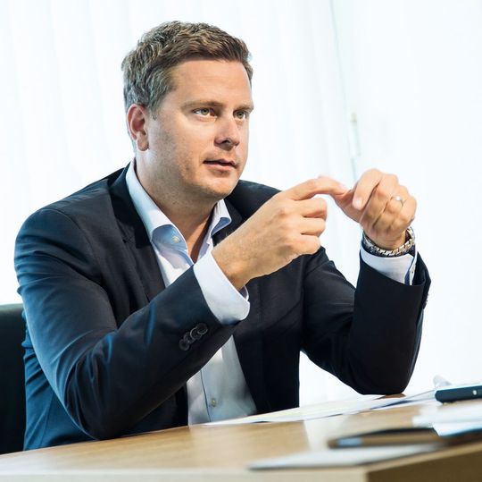 „Auch das Gesundheitssystem sollte erkennen, welche Chancen noch in der Diagnostik liegen. “ Dr. Thomas Schinecker, Geschäftsführer Roche Diagnostics Deutschland GmbH „Auch das Gesundheitssystem sollte erkennen, welche Chancen noch in der Diagnostik liegen. “ Dr. Thomas Schinecker, Geschäftsführer Roche Diagnostics Deutschland GmbH