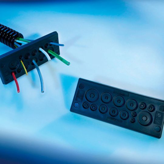 Murrplastik stellt auf der SPS IPC Drives 2017 eine neue Kabeldurchführungsplatte KDP-Z für hohe Packungsdichten vor. Murrplastik stellt auf der SPS IPC Drives 2017 eine neue Kabeldurchführungsplatte KDP-Z für hohe Packungsdichten vor.