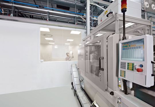 Ob Fertigung im Sauberraum oder im zertifizierten Reinraum der ISO-Klasse 7: ISO-13485-zertifiziert fertigt Warema polymere Teile und Baugruppen für Medizinprodukte aller Klassen im Ein- und Mehrkomponentenspritzguss. Ob Fertigung im Sauberraum oder im zertifizierten Reinraum der ISO-Klasse 7: ISO-13485-zertifiziert fertigt Warema polymere Teile und Baugruppen für Medizinprodukte aller Klassen im Ein- und Mehrkomponentenspritzguss.