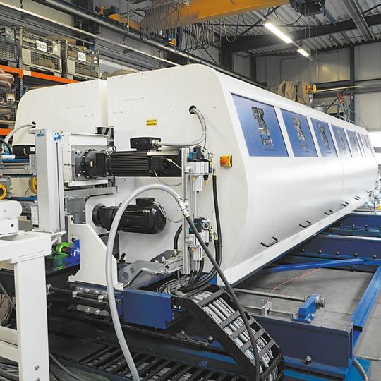 Der Doppelendprofiler von Kraft Maschinenbau fräst in sehr hoher Stückzahl Längs- und Quernuten in Fußbodendielen; verbaut sind Frequenzumrichter und Getriebemotoren von SEW Eurodrive. Der Doppelendprofiler von Kraft Maschinenbau fräst in sehr hoher Stückzahl Längs- und Quernuten in Fußbodendielen; verbaut sind Frequenzumrichter und Getriebemotoren von SEW Eurodrive.