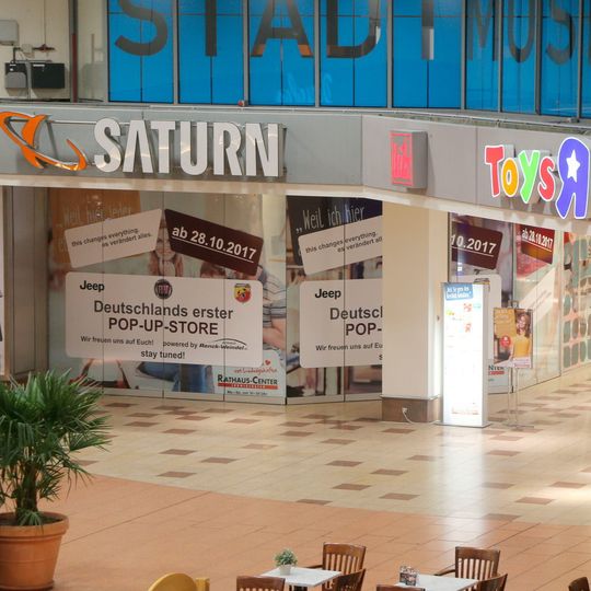 Im „Rathaus-Center Ludwigshafen“ ist neben einem Einkaufszentrum in der Tat das Rathaus der Stadt Ludwigshafen am Rhein untergebracht. Im „Rathaus-Center Ludwigshafen“ ist neben einem Einkaufszentrum in der Tat das Rathaus der Stadt Ludwigshafen am Rhein untergebracht.