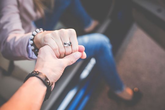 Die Kunden der Zukunft fordern Personalisierung und Vertrauen. Klassische Marken verlieren dabei massiv an Boden. Die Kunden der Zukunft fordern Personalisierung und Vertrauen. Klassische Marken verlieren dabei massiv an Boden.