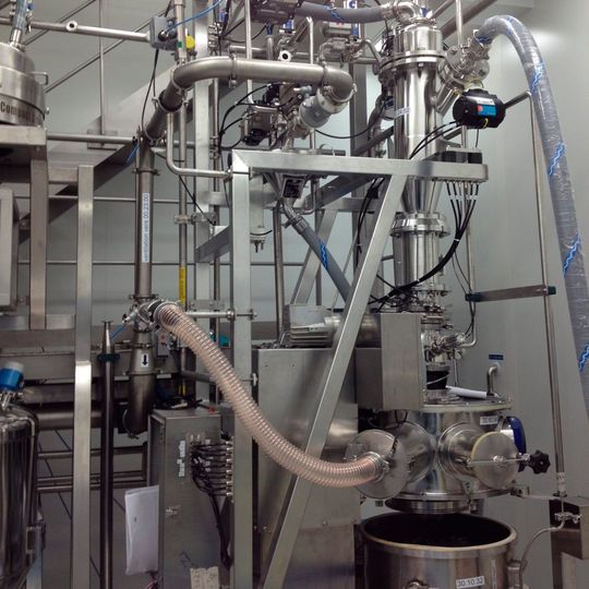 Kombisystem PTS-DosiValve-DCS zum Entleeren von Gebinden oder Prozessanlagen, zum Fördern, Dosieren sowie Abfüllen von Pulvern Kombisystem PTS-DosiValve-DCS zum Entleeren von Gebinden oder Prozessanlagen, zum Fördern, Dosieren sowie Abfüllen von Pulvern