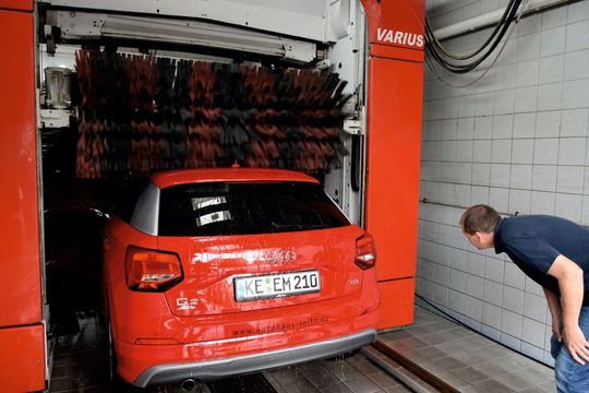 Mit kritischem Auge prüft Servicemanager Stefan Schlehl das Wascheergebnis, nachdem er die Anlage neu justiert hat.