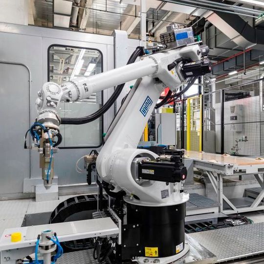 Bei der Nahtabdichtung und Dämmstoffapplikation in der neuen Lackiererei setzt BBAC 15 Roboter von Dürr ein. Bei der Nahtabdichtung und Dämmstoffapplikation in der neuen Lackiererei setzt BBAC 15 Roboter von Dürr ein.