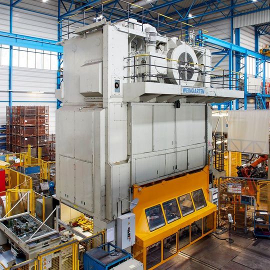 Schuler modernisierte das „alte Mädchen“, wie die Maschine bei Meleghy liebevoll genannt wird, komplett mechanisch und elektrisch. Schuler modernisierte das „alte Mädchen“, wie die Maschine bei Meleghy liebevoll genannt wird, komplett mechanisch und elektrisch.