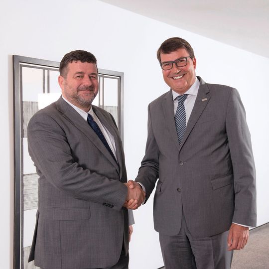 Jacques Lanners (links), Vorstandsvorsitzender der Ceratizit-Gruppe, und Dr. Christof Bönsch, Geschäftsführer der Komet Group, nach der Vertragsunterzeichnung. Jacques Lanners (links), Vorstandsvorsitzender der Ceratizit-Gruppe, und Dr. Christof Bönsch, Geschäftsführer der Komet Group, nach der Vertragsunterzeichnung.