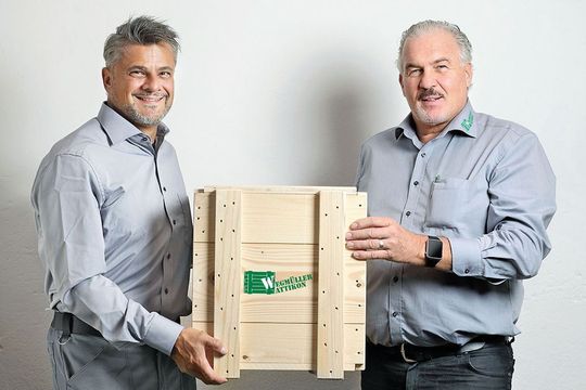 Verpackungsberatung vor Ort: Stefan Di Staso (links) verstärkt das Aussendienst-Beraterteam der Wegmüller AG und tritt die Nachfolge von Tony Rempfler (rechts) an. Verpackungsberatung vor Ort: Stefan Di Staso (links) verstärkt das Aussendienst-Beraterteam der Wegmüller AG und tritt die Nachfolge von Tony Rempfler (rechts) an.