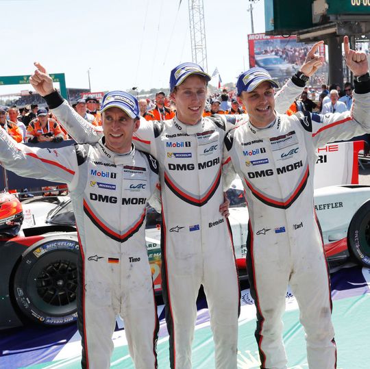 Mit dem Sieg in Le Mans übernehmen Earl Bamber, Timo Bernhard und Brendon Hartley erstmals die Tabellenführung in der WEC-Saison 2017. Mit dem Sieg in Le Mans übernehmen Earl Bamber, Timo Bernhard und Brendon Hartley erstmals die Tabellenführung in der WEC-Saison 2017.