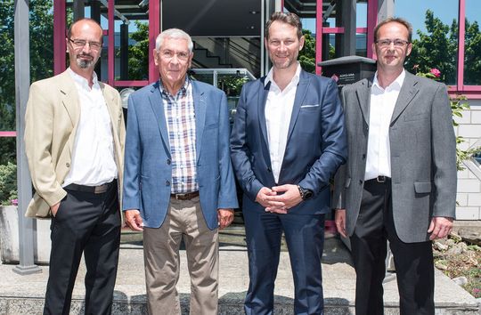 (V.l.n.r.) Werner Bötschi, ZebaTech; Uwe Lehner, Alwo-SMA; Paul Hafner, Alwo-SMA; Stefan Giger, Zebatech. (V.l.n.r.) Werner Bötschi, ZebaTech; Uwe Lehner, Alwo-SMA; Paul Hafner, Alwo-SMA; Stefan Giger, Zebatech.