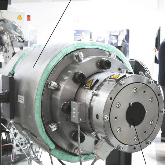 Aufbau eines Extruders: Ein Antrieb sorgt für die Rotation der Schneckenwelle, das Material wird über den Befülltrichter eingebracht und verlässt den Extruder wieder durch die Austragszone. Aufbau eines Extruders: Ein Antrieb sorgt für die Rotation der Schneckenwelle, das Material wird über den Befülltrichter eingebracht und verlässt den Extruder wieder durch die Austragszone.