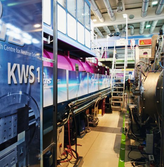 Die Neutronenkleinwinkelstreuapparatur KWS-1 an der Jülicher Außenstelle am Heinz Meier-Leibnitz Zentrum in Garching eignet sich hervorragend zur Untersuchung von Nanostrukturen. Die Neutronenkleinwinkelstreuapparatur KWS-1 an der Jülicher Außenstelle am Heinz Meier-Leibnitz Zentrum in Garching eignet sich hervorragend zur Untersuchung von Nanostrukturen.