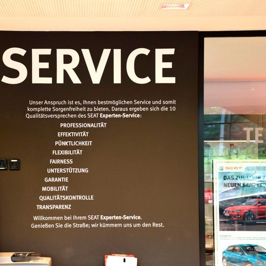 Service wird buchstäblich großgeschrieben: An prominenter Stelle im Verkaufsraum zeigt das Autohaus seine Leitlinien. Service wird buchstäblich großgeschrieben: An prominenter Stelle im Verkaufsraum zeigt das Autohaus seine Leitlinien.