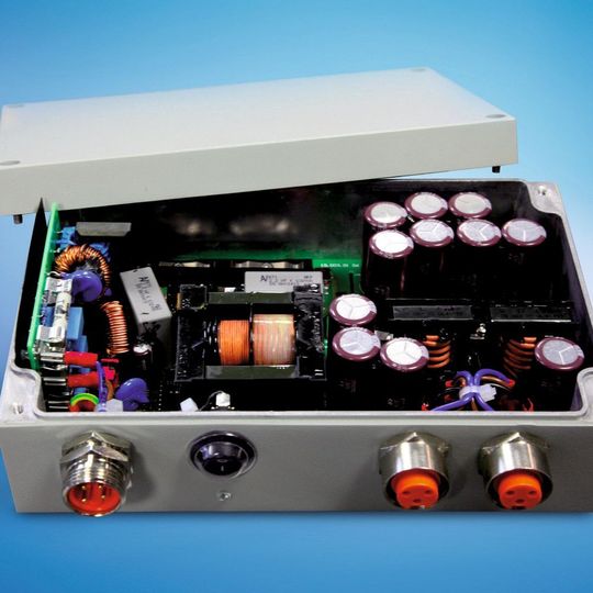 Das Gehäuse mit elektronischem Innenleben: In den von CTX vorgesehenen Bohrungen in der Längsseite des Gehäuses befinden sich jetzt ein elektrischer Eingang, der Schalter zum An- und Ausschalten sowie zwei elektrische Ausgänge (v.l.n.r.). Das Gehäuse mit elektronischem Innenleben: In den von CTX vorgesehenen Bohrungen in der Längsseite des Gehäuses befinden sich jetzt ein elektrischer Eingang, der Schalter zum An- und Ausschalten sowie zwei elektrische Ausgänge (v.l.n.r.).