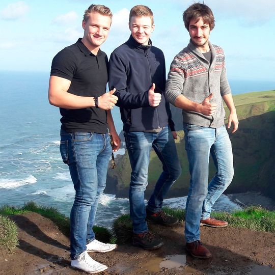 An den Wochenenden konnten (v. li.) Joshua Quardt, Hannes Bertelmann und Lukas Gansel auch die schöne Landschaft um Dublin erkunden.