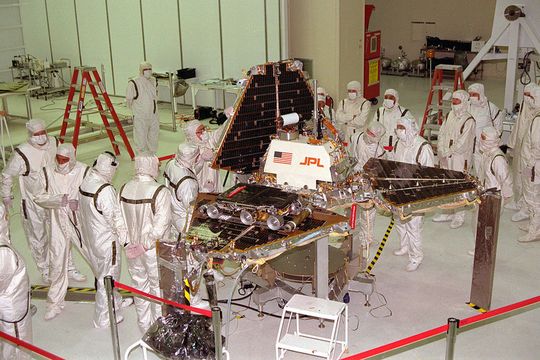 Bild 1: Pathfinder mit dem Rover Sojourner während der Vorbereitungsphase. Bei der Marsmission der NASA kam es zu einem Problem mit dem RTOS. Bild 1: Pathfinder mit dem Rover Sojourner während der Vorbereitungsphase. Bei der Marsmission der NASA kam es zu einem Problem mit dem RTOS.