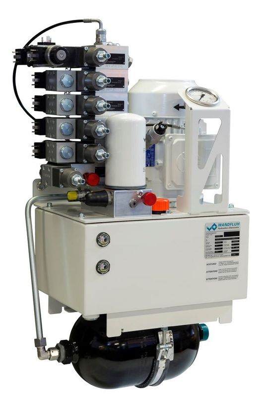 Centrale de série modulaire avec disposition spécifique de l’accumulateur. Centrale de série modulaire avec disposition spécifique de l’accumulateur.
