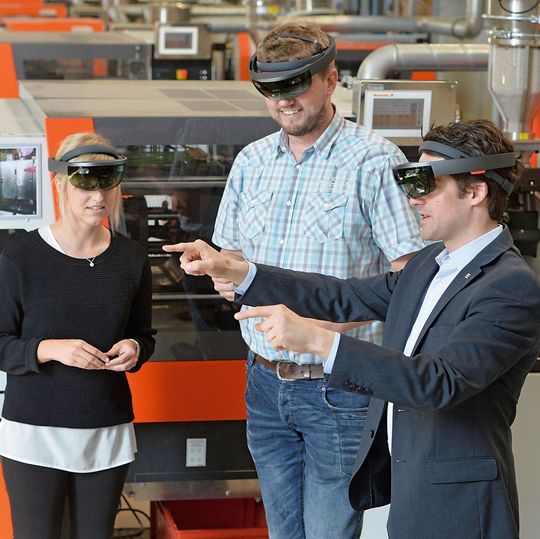Augmented Reality bei Weidmüller: Patrick-Benjamin Bök und sein Team der „Global Factory Digitaliziation & Intelligence“ erhoffen sich Zeit-und Flexibilitätsgewinne durch AR-Anwendungen mit der Datenbrille. Augmented Reality bei Weidmüller: Patrick-Benjamin Bök und sein Team der „Global Factory Digitaliziation & Intelligence“ erhoffen sich Zeit-und Flexibilitätsgewinne durch AR-Anwendungen mit der Datenbrille.