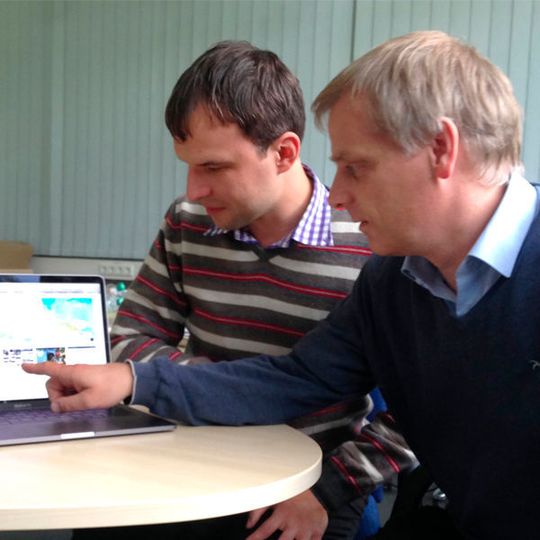 Mark Kibanov (l.) und Prof. Dr. Gerd Stumme vom Fachgebiet Wissensverarbeitung der Universität Kassel präsentieren das Tool "Haze Gazer". Mark Kibanov (l.) und Prof. Dr. Gerd Stumme vom Fachgebiet Wissensverarbeitung der Universität Kassel präsentieren das Tool "Haze Gazer".